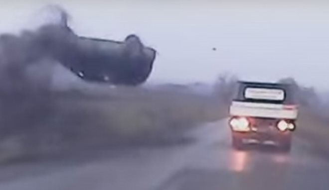فيديو مروع لسيارة تتقلّب في الهواء بعد إنحرافها عن الطريق
