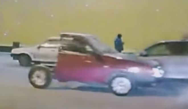 بالفيديو: روسي يقود بنصف سيارته على الطريق