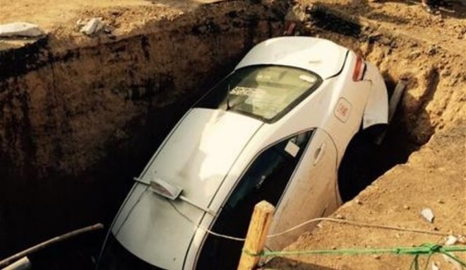 سيارة أجرة تسقط في حفرة وسط طريق في السعودية